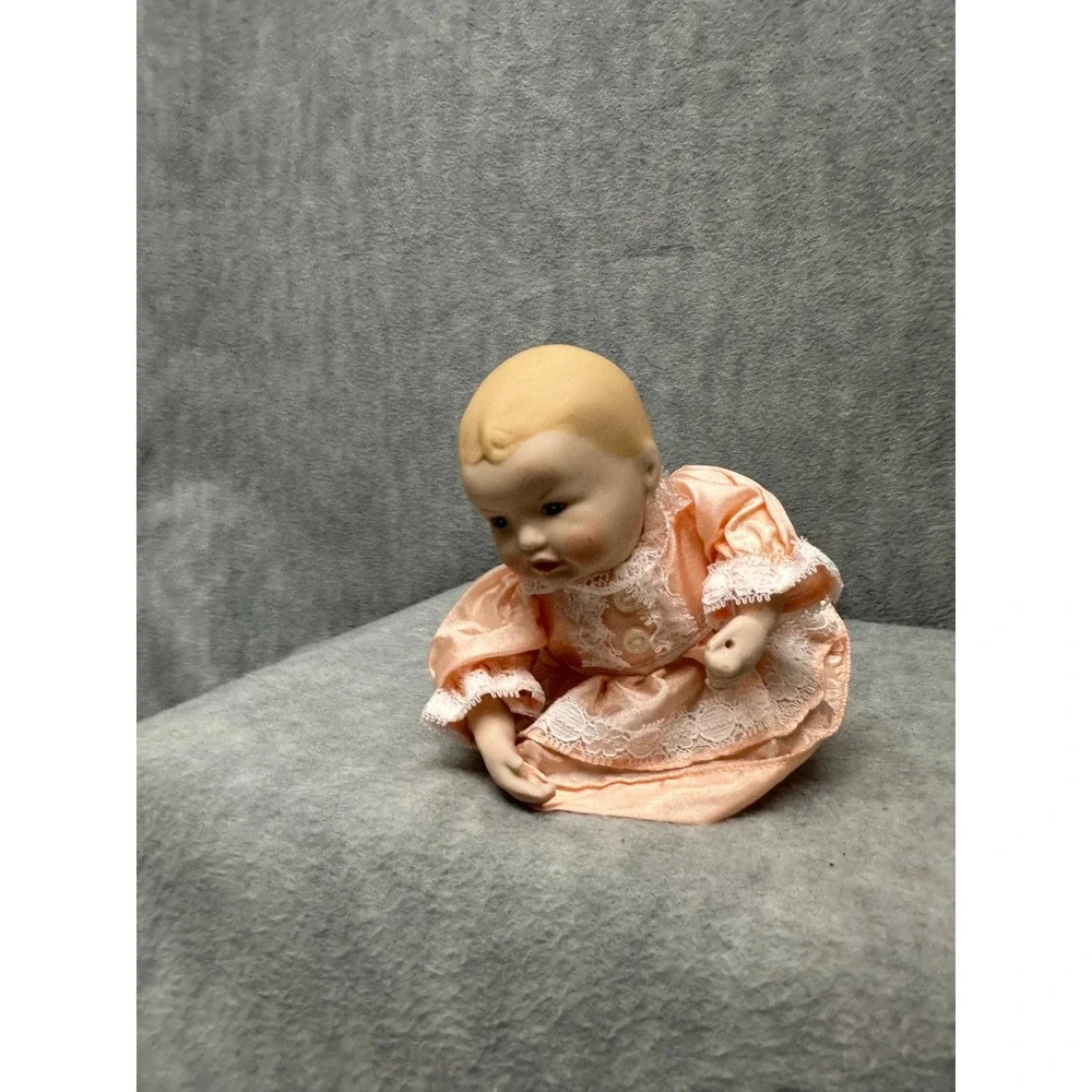 Yolando Bello Vintage 1994 Porcelain Baby Doll Girl Peach Lace Dress Excellent‎